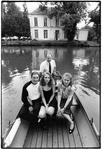 406821 Afbeelding van Peter van Liefland met zijn gezin in een bootje in de Vecht te Utrecht, met op de achtergrond het ...